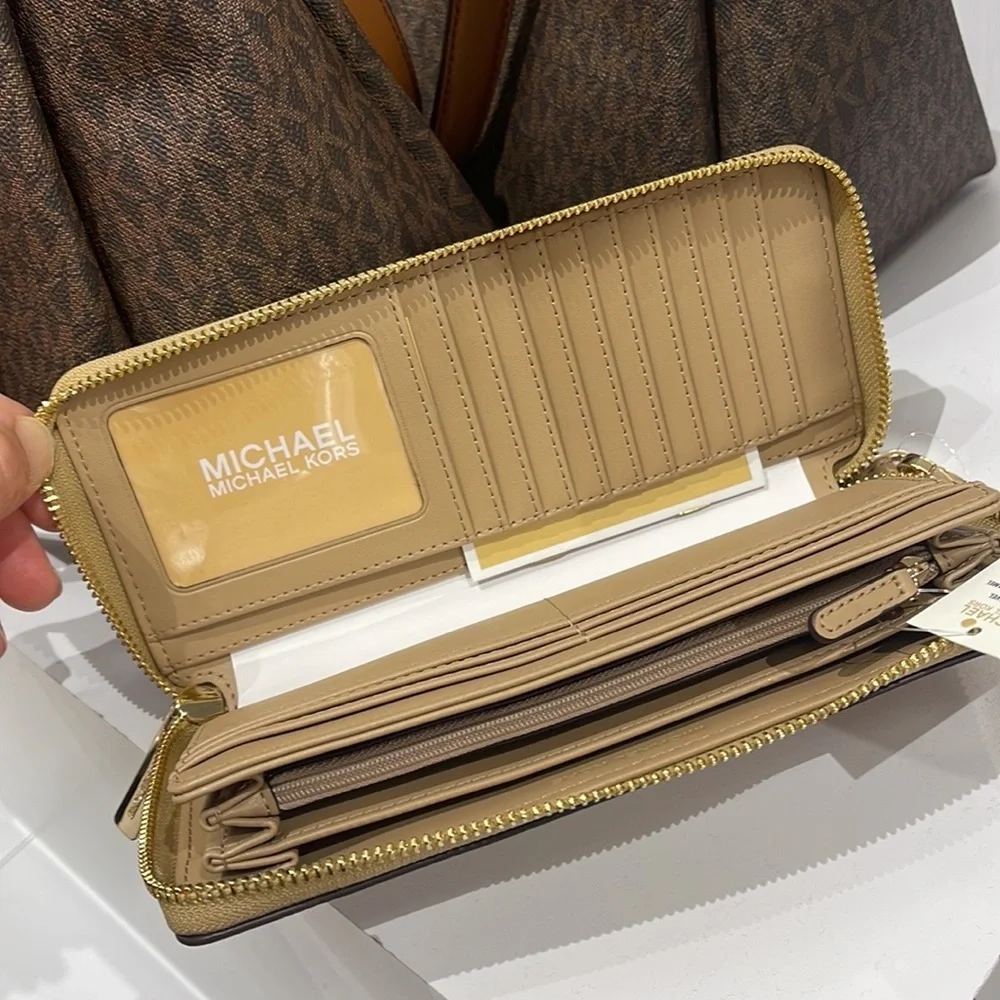 MICHAEL KORS LARGE TRAVEL CONTINENTAL WRISTLET WALLET PHONEHOLDER CAMEL
